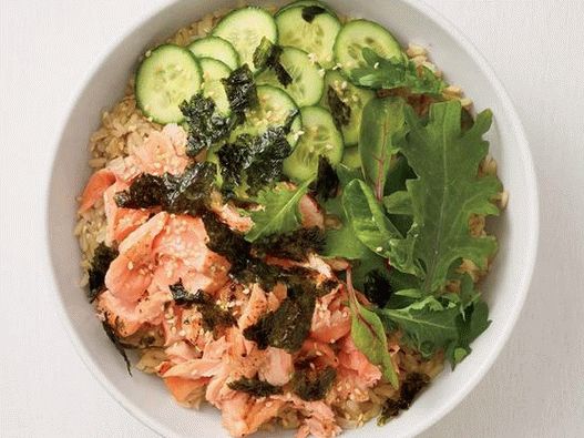 Photo Bowl of rice with salmon