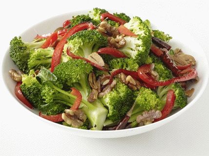 Photo Broccoli and bell peppers with walnuts