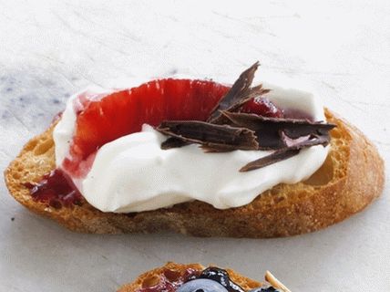 Photo of Bruschett with oranges and whipped cream