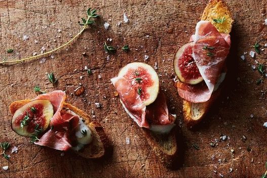Photo of Bruschett with figs, ricotta cheese and ham