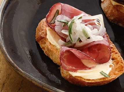Photo of Bruschett with jerky beef and pickled onions