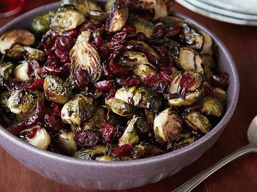 Photo Brussels sprouts with balsamic vinegar and cranberries