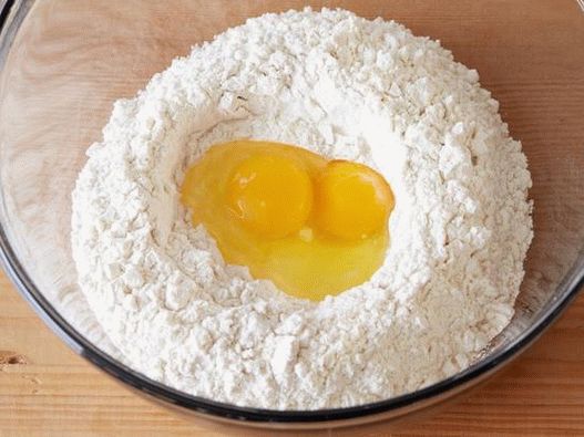 Break the eggs into the recess