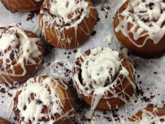 Photo Cinnamon rolls, bacon, bourbon and hazelnuts