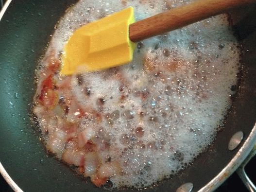 Cinnamon rolls, bacon, bourbon and hazelnuts Cinnamon rolls, bacon, bourbon and hazelnuts