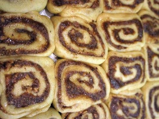 Cinnamon rolls, bacon, bourbon and hazelnuts Cinnamon rolls, bacon, bourbon and hazelnuts