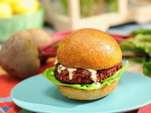 Photo Burger with beets and aioli sauce (French garlic sauce)