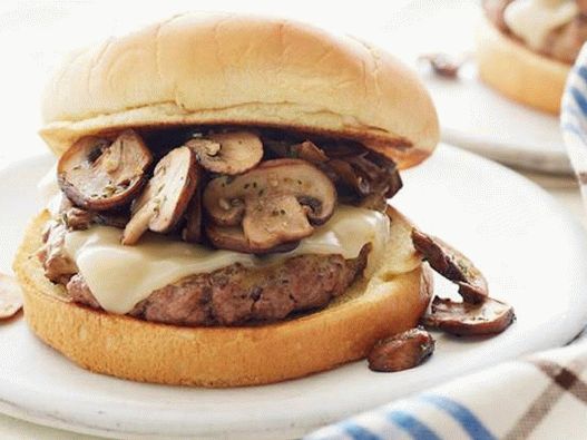 Photo Burger with beef patty in mustard glaze with mushrooms