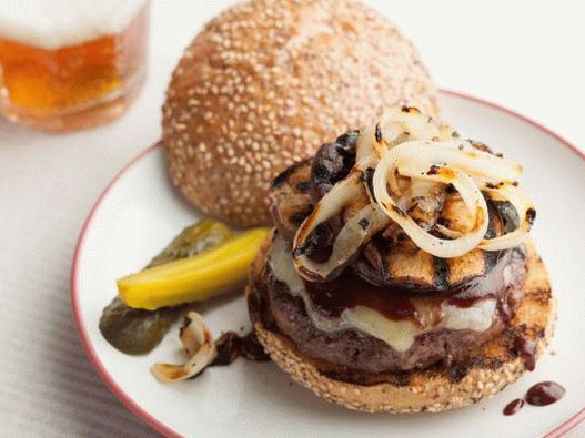 Photo Burgers with cutlets on a cedar grill board