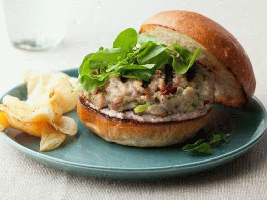 Photo Burgers with tuna and tapenada aioli sauce