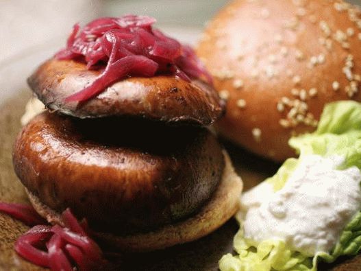 Photo Burgers with fried portobello mushrooms and onion jam