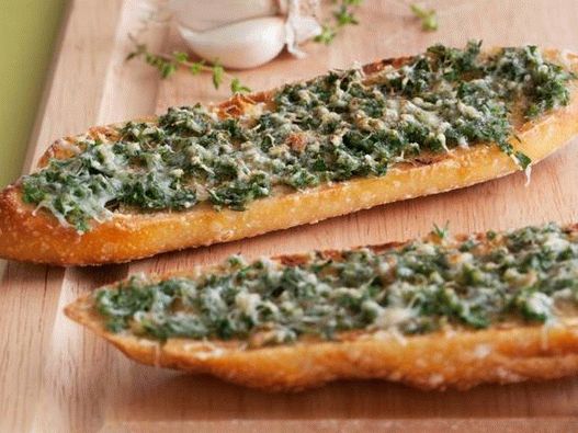 Photo Sandwich with pasta made from baked garlic and herbs