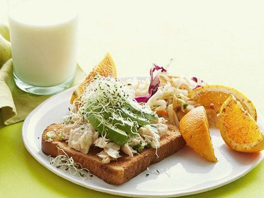Photo Sandwich with tuna, avocado and orange with a side dish of Cole Slow