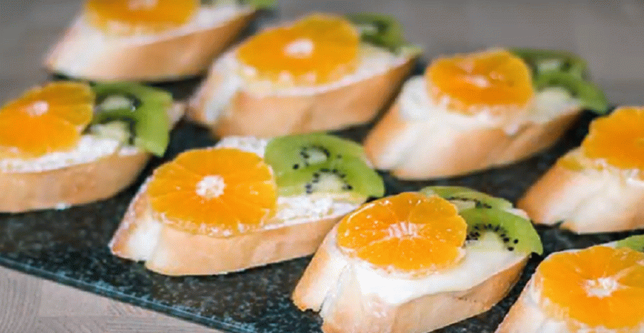 Sandwiches with tangerines