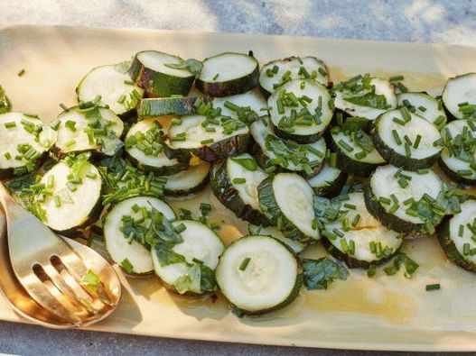 Photo Grilled whole zucchini with basil vinaigrette dressing
