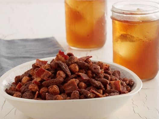 Photo Tea with spicy nuts and bacon