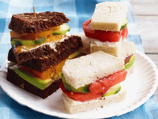 Photo Tea sandwiches with tomatoes