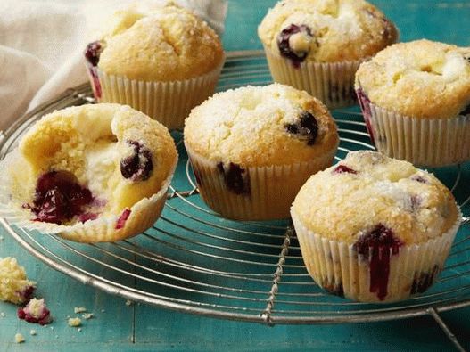 Photo Blueberry muffins with curd filling