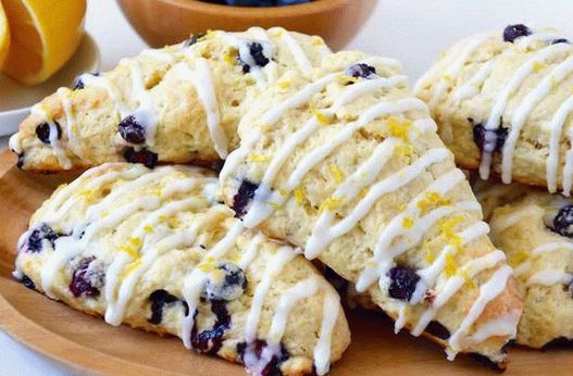 Photo Blueberry scones with lemon glaze