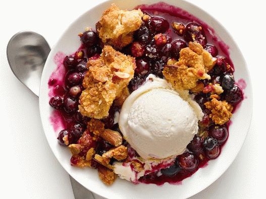 Photo Blueberry crumble with almond topping