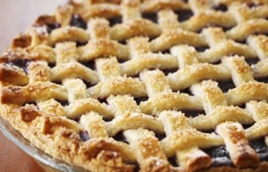 Photo Blueberry pie with wicker