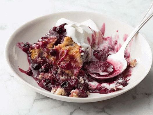 Photo Blueberry-raspberry cobler in a slow cooker