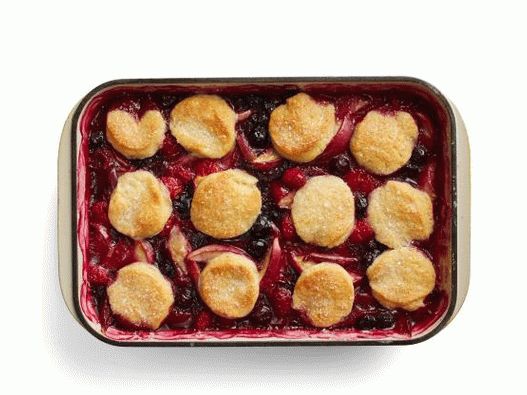 Photo Blueberry-peach cobler with raspberries