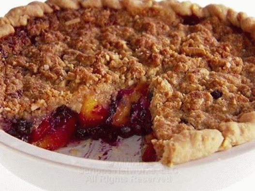 Photo Blueberry-peach crumble pie with crumbs