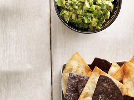 Photo Tortilla Chips with Guacamole Sauce