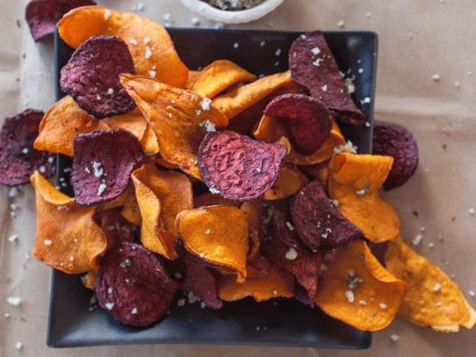 Photo Sweet potato and beet chips with garlic salt and rosemary