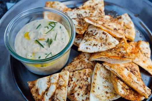 Photo Pita chips with tzatziki sauce