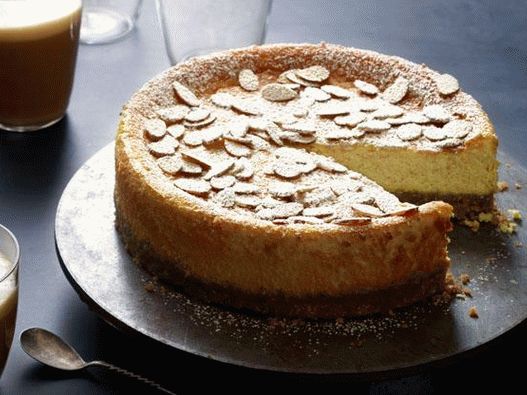 Photo cheesecake with ricotta cheese and almonds