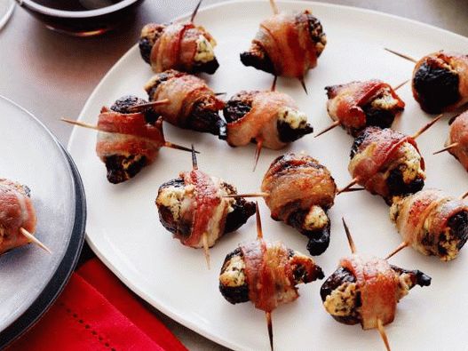 Stuffed Figs Wrapped in Bacon