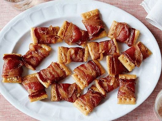 Festive appetizer with bacon