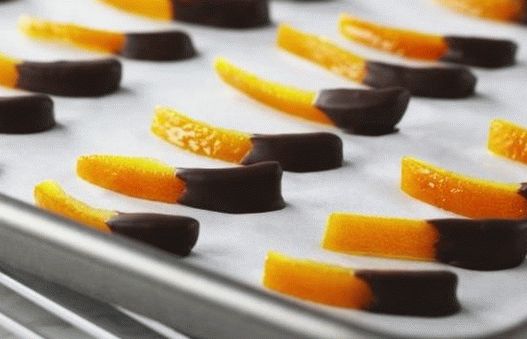 Photo Candied orange peels in chocolate