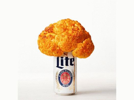 Photo Cauliflower on a can with beer, grilled, and dip with blue cheese
