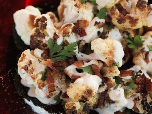 Photo Grilled cauliflower with brie and bacon sauce
