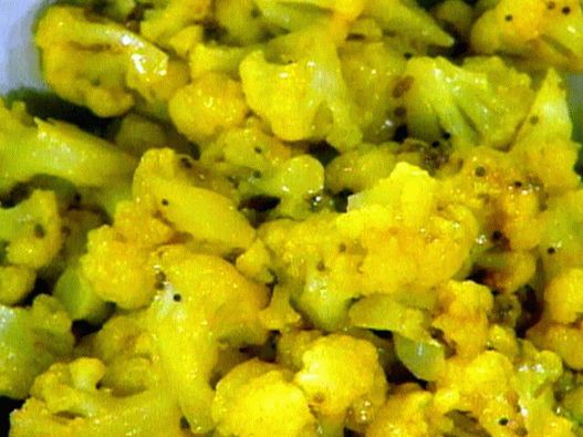 Photo Cauliflower with ginger and mustard seeds