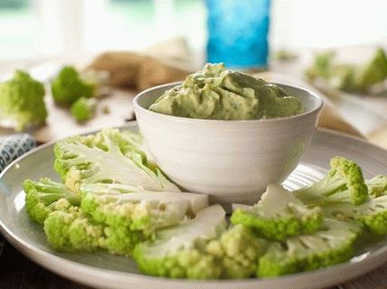 Photo Cauliflower with spicy avocado dip sauce
