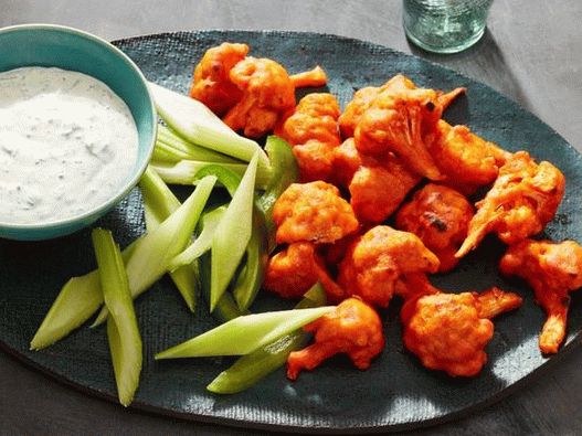 Photo Cauliflower in spicy batter with dip ranch sauce on yogurt