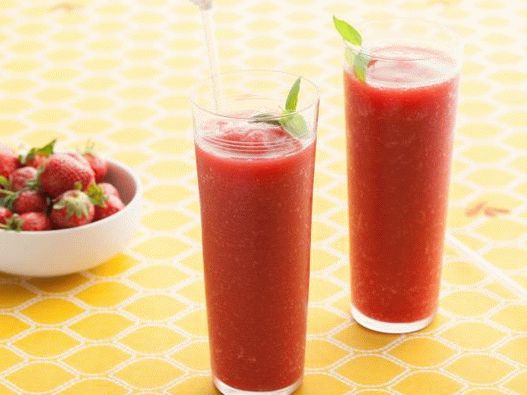 Photo of Daiquiri with fresh strawberries, balsamic vinegar and basil