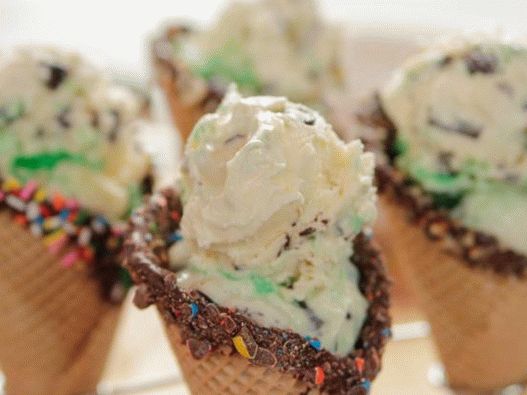Photo Decorated waffle cones with ice cream