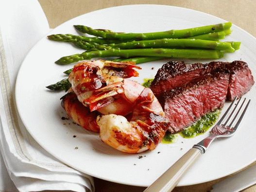 Photo Delicacy plate for two: tenderloin, asparagus and shrimp