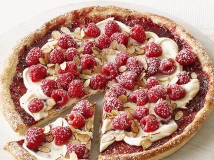 Photo Dessert pizza with raspberries and almonds