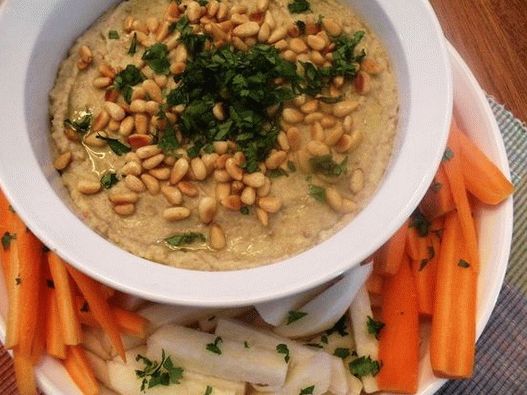 Photo Eggplant dip sauce with pita chips
