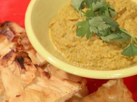 Photo Dip sauce of lentils and peas with naan cakes with baked garlic
