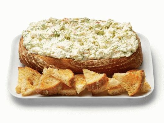 Photo dip sauce Green goddess with shrimp in a bread bowl