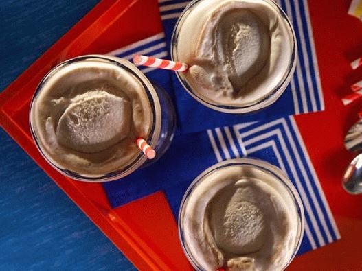 Photo Homemade root beer with ice cream