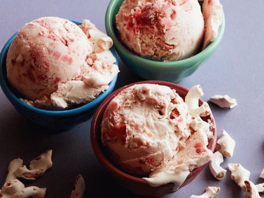Ice cream with yogurt-coated pretzels