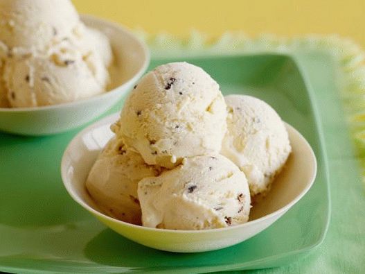 Photo Homemade peppermint ice cream with candies